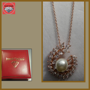 Rose gold vermeil moon quarter pearl necklace