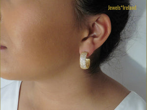 Stunning,Gold Circle stallato earrings with shimmering stones